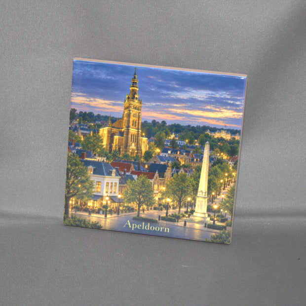 Keramisch tegeltje Apeldoorn by Night met stadssilhouet – uniek souvenir of cadeau voor Apeldoorners