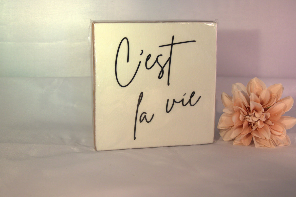 Keramisch tegeltje 'C'est la vie' met sierlijk handlettering – inspirerend Frans cadeau en stijlvolle huisdecoratie