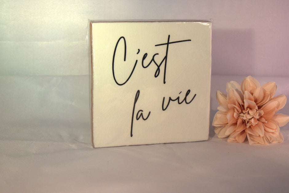 Keramisch tegeltje 'C'est la vie' met sierlijk handlettering – inspirerend Frans cadeau en stijlvolle huisdecoratie