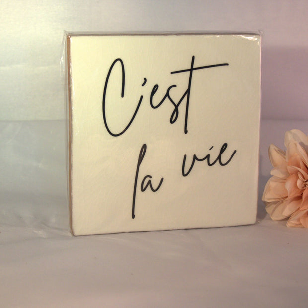 Keramisch tegeltje 'C'est la vie' met sierlijk handlettering – inspirerend Frans cadeau en stijlvolle huisdecoratie