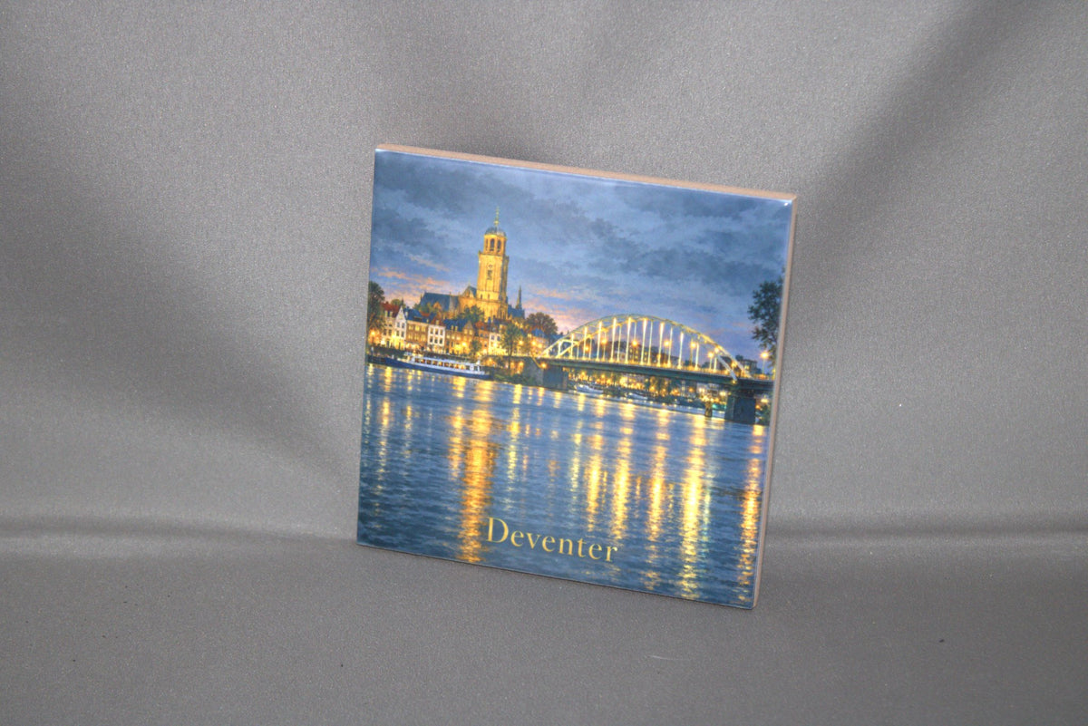 Keramisch tegeltje Deventer by Night met IJssel en Lebuniuskerk – uniek souvenir of cadeau voor Deventenaren
