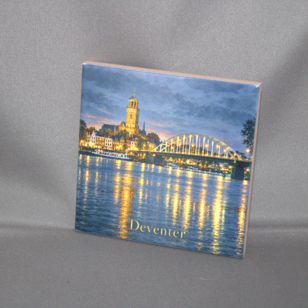 Keramisch tegeltje Deventer by Night met IJssel en Lebuniuskerk – uniek souvenir of cadeau voor Deventenaren
