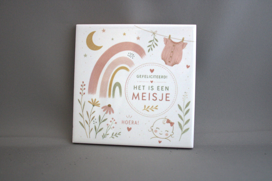 Keramisch geboortetegeltje Hoera Het Is Een Meisje met roze regenboog en bloemenprint, 10,8x10,8 cm – kraamcadeau meisje

