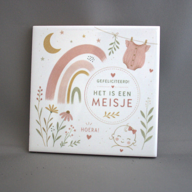 Keramisch geboortetegeltje Hoera Het Is Een Meisje met roze regenboog en bloemenprint, 10,8x10,8 cm – kraamcadeau meisje

