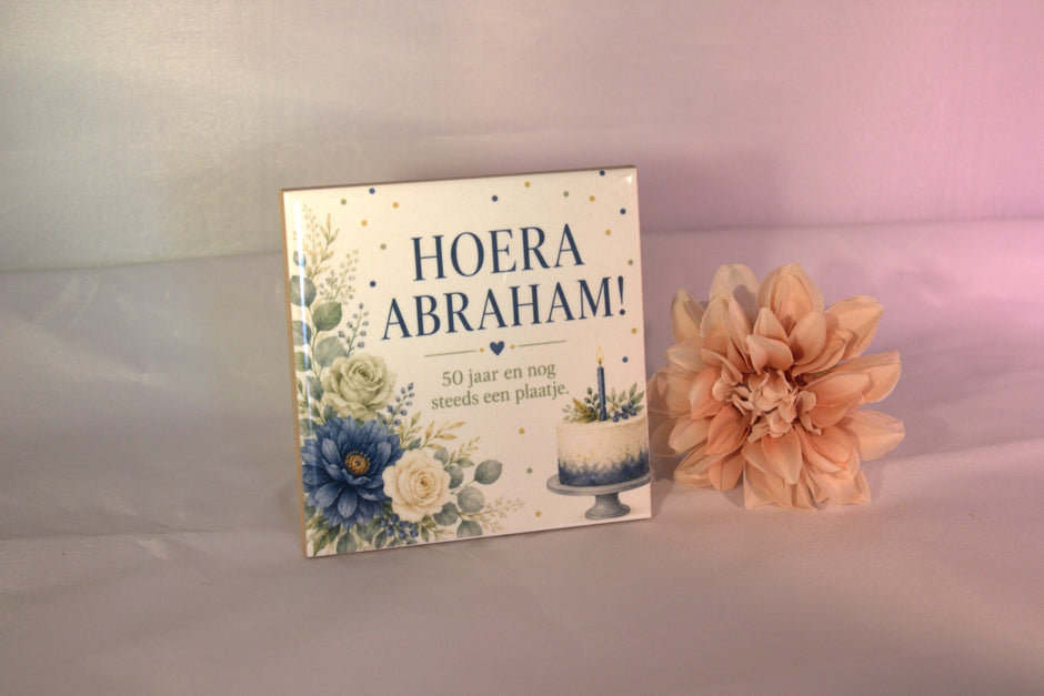 Keramisch tegeltje 'Hoera Abraham! 50 jaar en nog steeds een plaatje' met full color bloemenprint – cadeau 50 jaar man