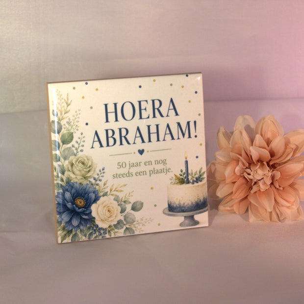Keramisch tegeltje 'Hoera Abraham! 50 jaar en nog steeds een plaatje' met full color bloemenprint – cadeau 50 jaar man
