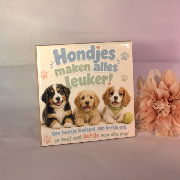Keramisch tegeltje 'Hondjes maken alles leuker!' met drie schattige puppies – cadeau voor hondenliefhebbers