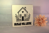 Keramisch decoratietegeltje 'Huisje vol liefde' met zwart-witte huisjesprint en hartje, 13x13 cm – woondecoratie cadeau