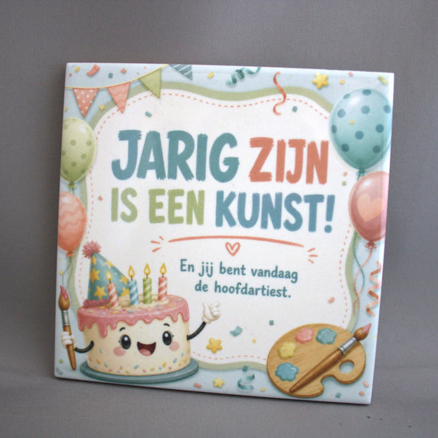 Keramisch tegeltje Jarig Zijn Is Een Kunst en jij bent vandaag de hoofdartiest met feestcake en schilderspalet – grappig verjaardagscadeau

