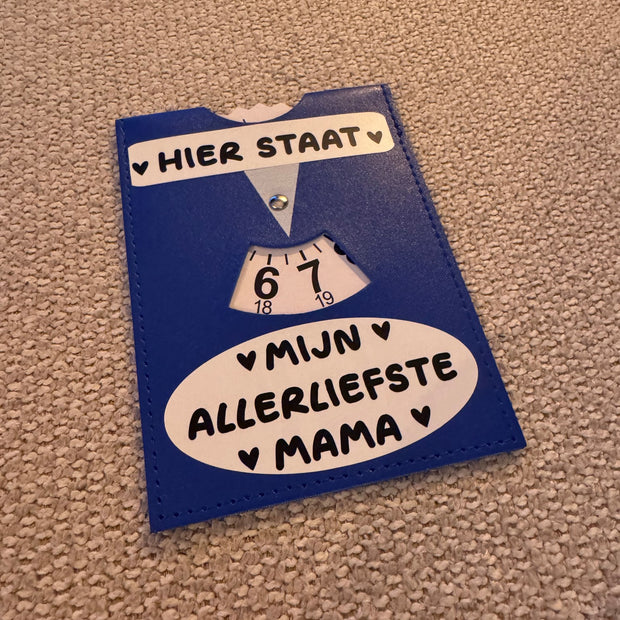 
Grappige parkeerschijf met persoonlijke tekst kopen? Kies uit o.a. Mama, Papa, Opa of Oma. Handgemaakt in Zwolle en feestelijk ingepakt, hét leukste autocadeau!