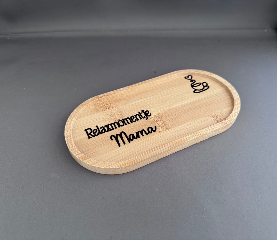 Bamboe serveerschaaltje met gravure Relaxmomentje Mama, 17x9 cm – luxe Moederdag cadeau van duurzaam bamboe