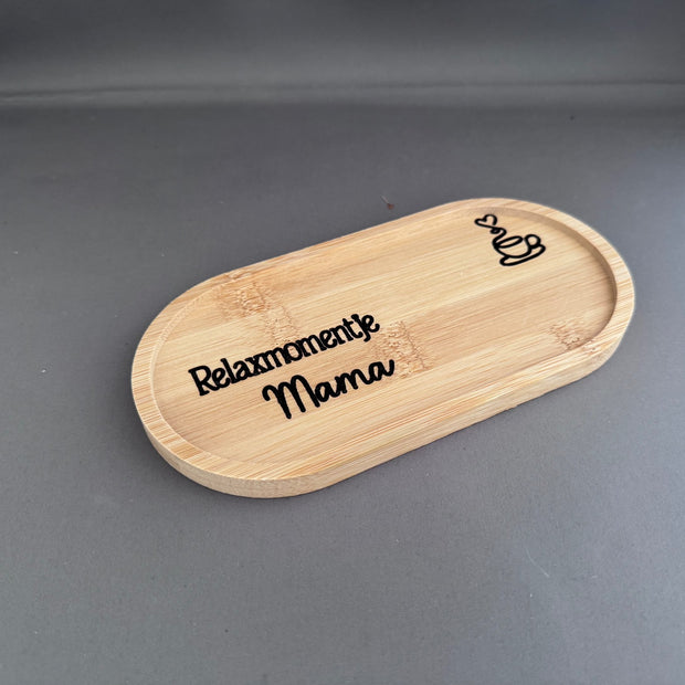 Bamboe serveerschaaltje met gravure Relaxmomentje Mama, 17x9 cm – luxe Moederdag cadeau van duurzaam bamboe
