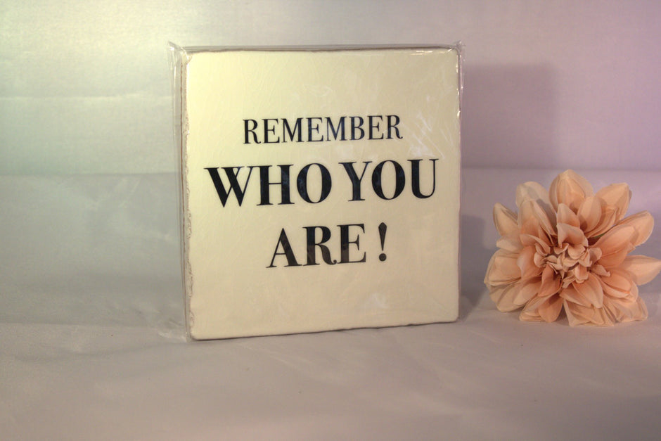 Keramisch tegeltje 'Remember who you are!' met strak zwart-wit typografie design – inspirerend positief cadeau