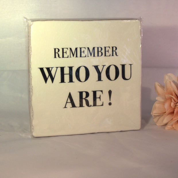Keramisch tegeltje 'Remember who you are!' met strak zwart-wit typografie design – inspirerend positief cadeau