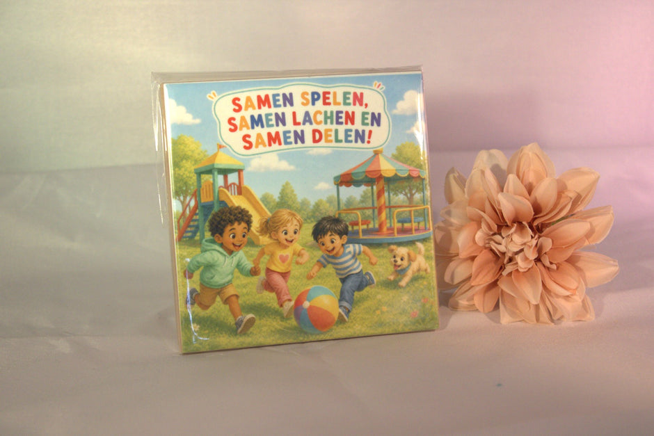 Keramisch tegeltje 'Samen spelen, samen lachen en samen delen!' met kleurrijke kinderprint – cadeau voor kinderen of juf