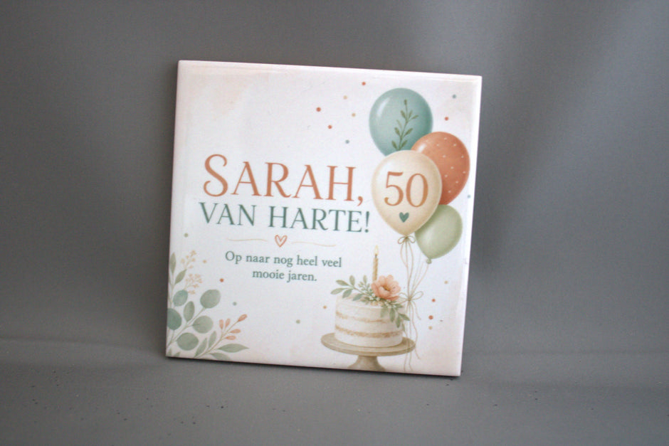 Keramisch tegeltje Sarah 50 Van Harte met verjaardagstaart en ballonnen – cadeau 50 jaar vrouw

