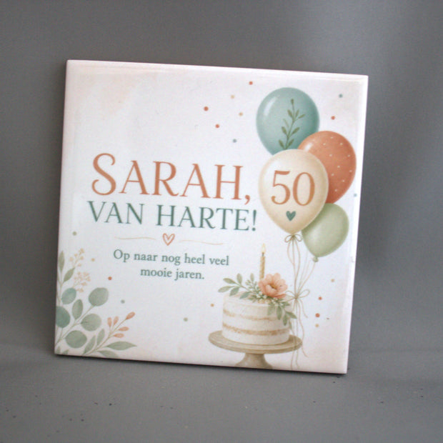 Keramisch tegeltje Sarah 50 Van Harte met verjaardagstaart en ballonnen – cadeau 50 jaar vrouw

