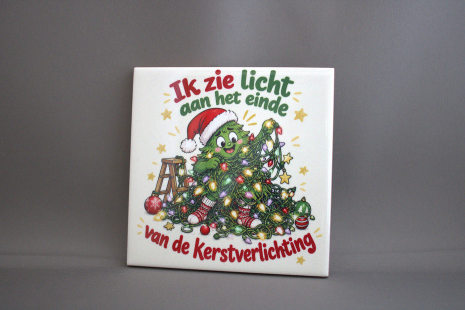 Keramisch kersttegeltje met tekst Ik zie licht aan het einde van de kerstverlichting, 10,8x10,8 cm – grappig kerstcadeau

