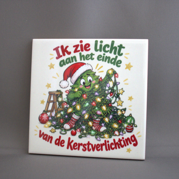 Keramisch kersttegeltje met tekst Ik zie licht aan het einde van de kerstverlichting, 10,8x10,8 cm – grappig kerstcadeau

