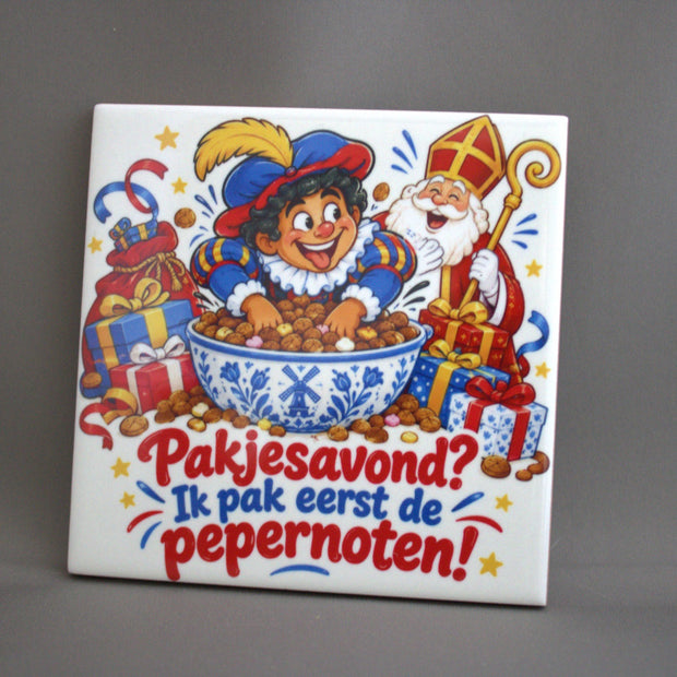 Keramisch Sinterklaas tegeltje Pakjesavond Ik Pak Eerst Pepernoten, 10,8x10,8 cm – grappig schoencadeautje

