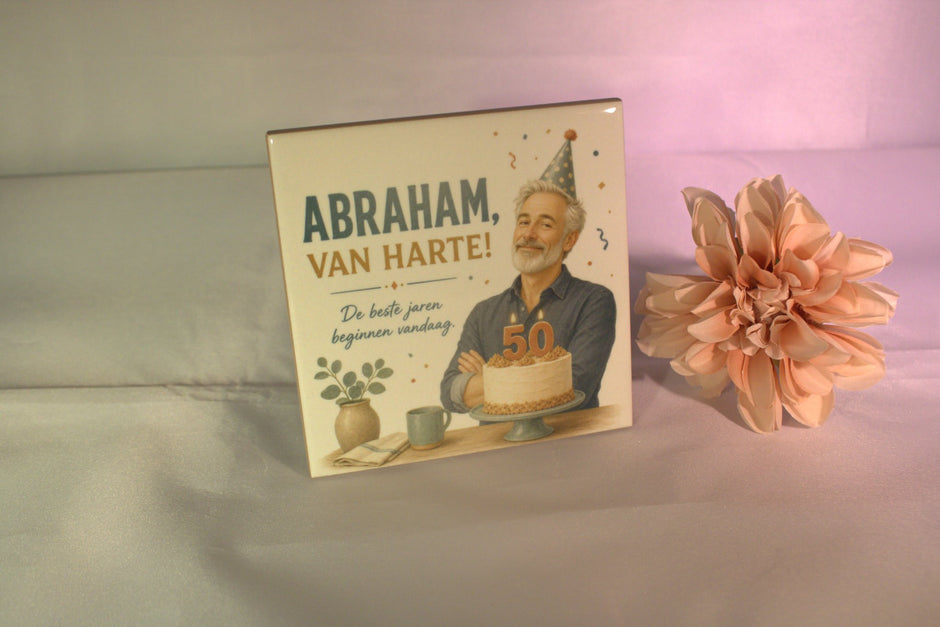 Full color keramisch tegeltje 'Abraham, van harte! De beste jaren beginnen vandaag' met man van 50 en verjaardagstaart illustratie – cadeau 50 jaar verjaardag