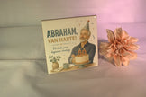 Full color keramisch tegeltje 'Abraham, van harte! De beste jaren beginnen vandaag' met man van 50 en verjaardagstaart illustratie – cadeau 50 jaar verjaardag