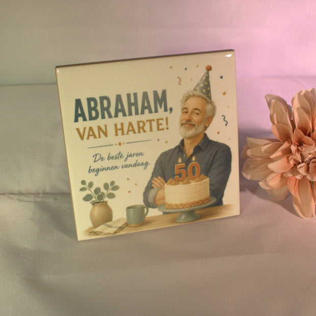Full color keramisch tegeltje 'Abraham, van harte! De beste jaren beginnen vandaag' met man van 50 en verjaardagstaart illustratie – cadeau 50 jaar verjaardag