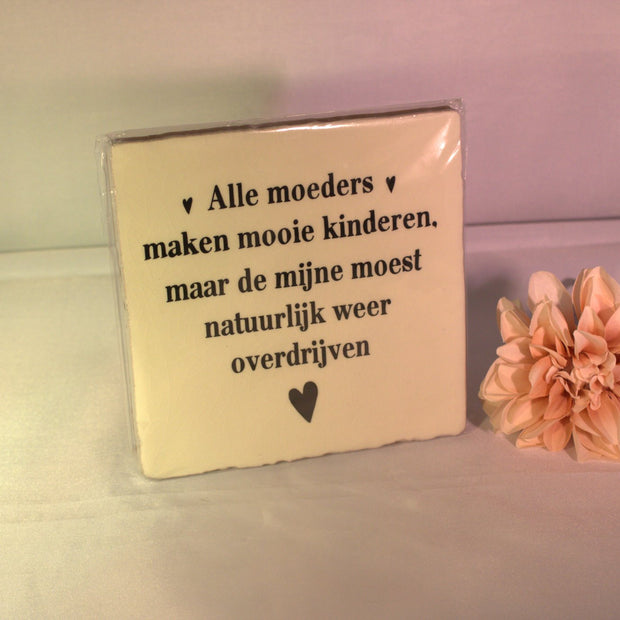 Keramisch tegeltje 'Alle moeders maken mooie kinderen, maar de mijne moest natuurlijk weer overdrijven' met hartjes – grappig moederdag cadeau