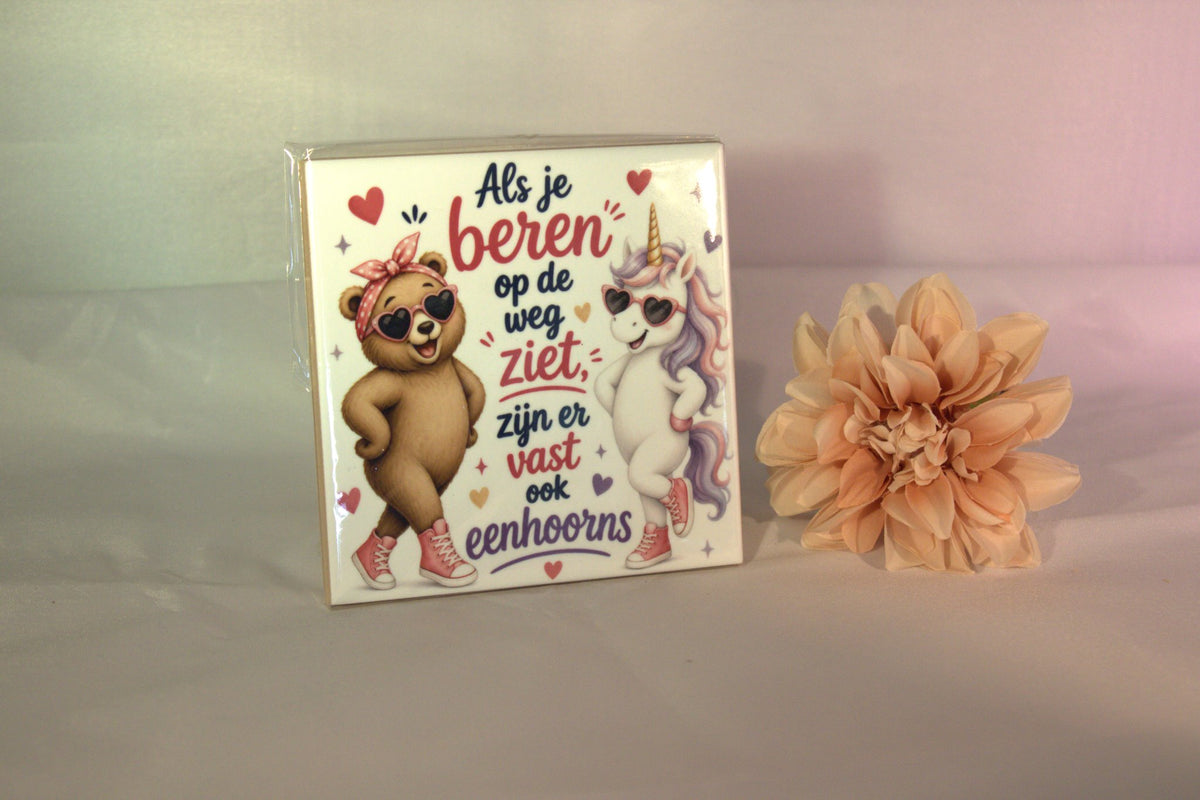 Keramisch tegeltje 'Als je beren op de weg ziet, zijn er vast ook eenhoorns' met beer en eenhoorn illustratie – grappig cadeau met humor