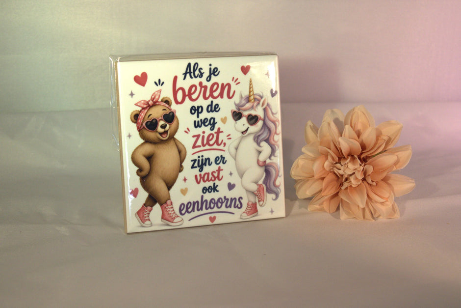 Keramisch tegeltje 'Als je beren op de weg ziet, zijn er vast ook eenhoorns' met beer en eenhoorn illustratie – grappig cadeau met humor