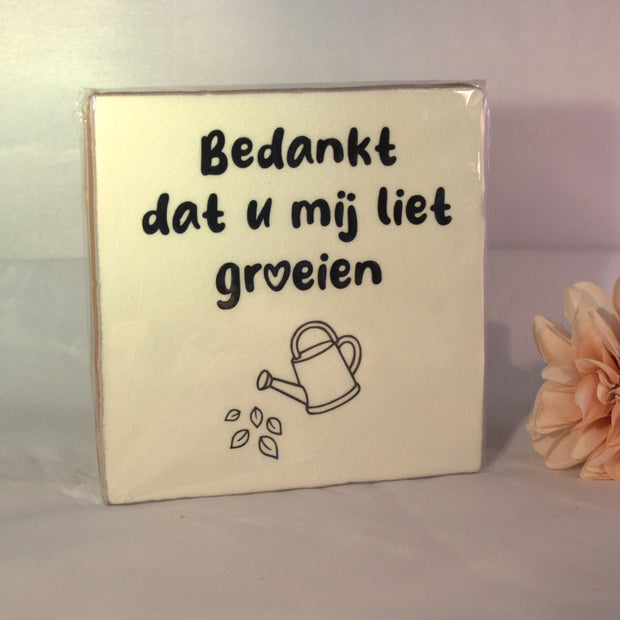 Keramisch tegeltje 'Bedankt dat u mij liet groeien' met gieter en blaadjes illustratie – afscheidscadeau voor juf