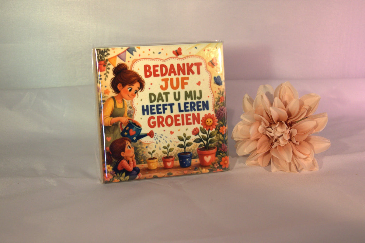 Keramisch tegeltje 'Bedankt juf, dat u mij heeft leren groeien' met juf en meisje illustratie – cadeau einde schooljaar