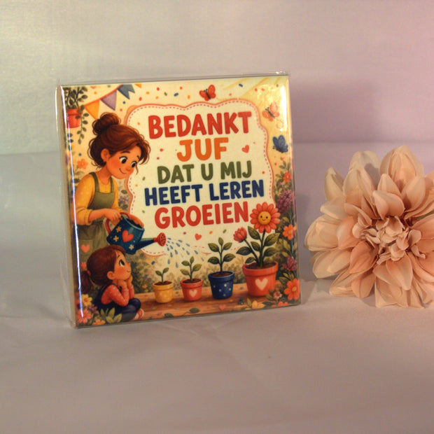 Keramisch tegeltje 'Bedankt juf, dat u mij heeft leren groeien' met juf en meisje illustratie – cadeau einde schooljaar