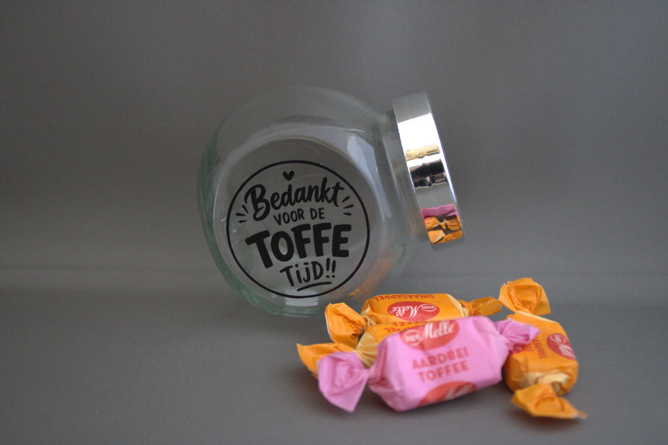 Glazen potje met toffees en tekst Bedankt Voor De Toffe Tijd – leuk afscheidscadeau voor juf of meester

