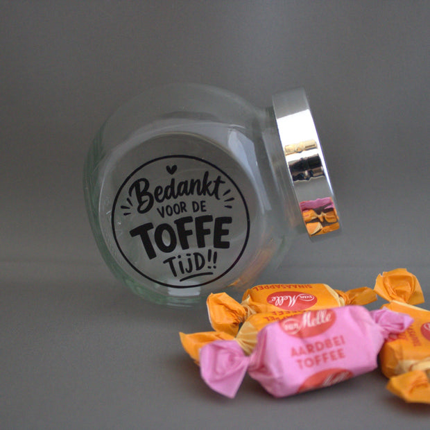 Glazen potje met toffees en tekst Bedankt Voor De Toffe Tijd – leuk afscheidscadeau voor juf of meester

