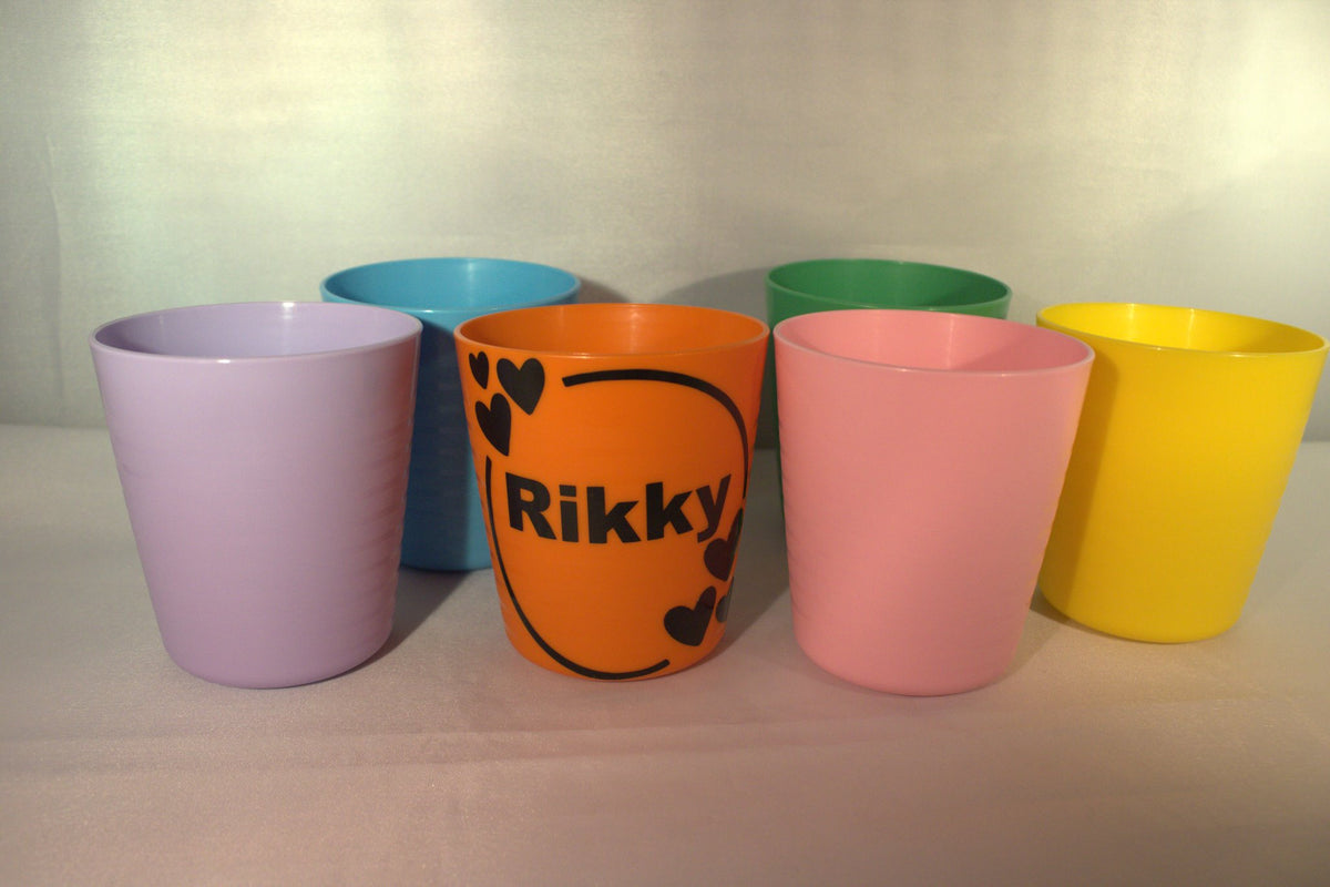 Kleurrijke traktatiebekers met gepersonaliseerde hartjes beker met naam Rikky in oranje – uitdeelbeker verjaardag opvang
