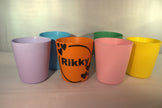 Kleurrijke traktatiebekers met gepersonaliseerde hartjes beker met naam Rikky in oranje – uitdeelbeker verjaardag opvang
