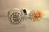 Glazen bewaarpotje hondensnoepjes met opdruk Life is Sweet Enjoy a Treat en hondenbot icoontjes – cadeau voor hondenbaasjes

