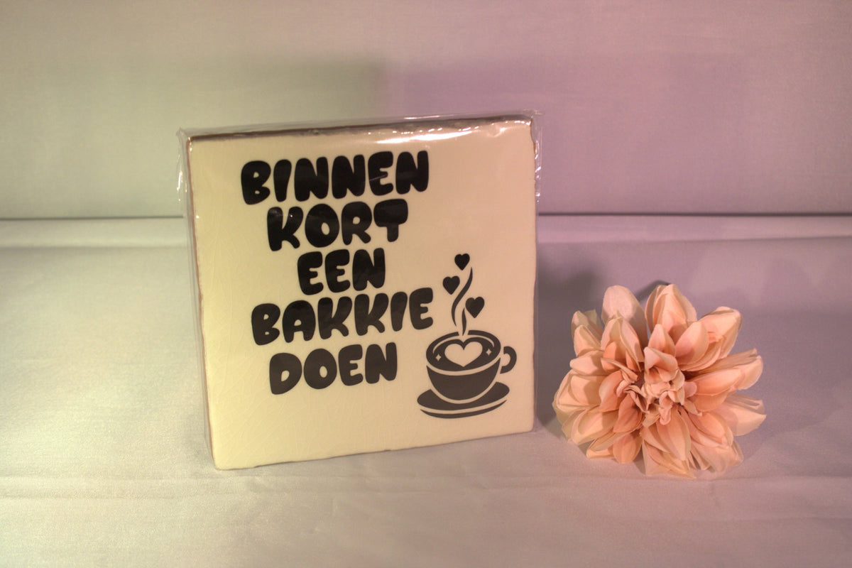 Keramisch tegeltje 'Binnenkort een bakkie doen' met koffiekopje en hartjes – gezellig koffie cadeau voor vrienden