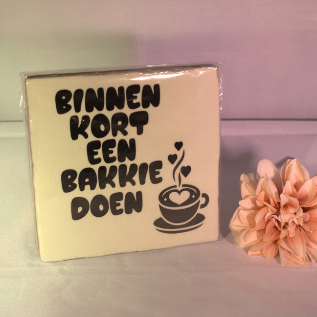 Keramisch tegeltje 'Binnenkort een bakkie doen' met koffiekopje en hartjes – gezellig koffie cadeau voor vrienden