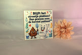 Keramisch toilettegeltje 'Blijft het strontje plakken? Dan gewoon even de borstel pakken!' met grappige illustratie – humor cadeau voor toilet