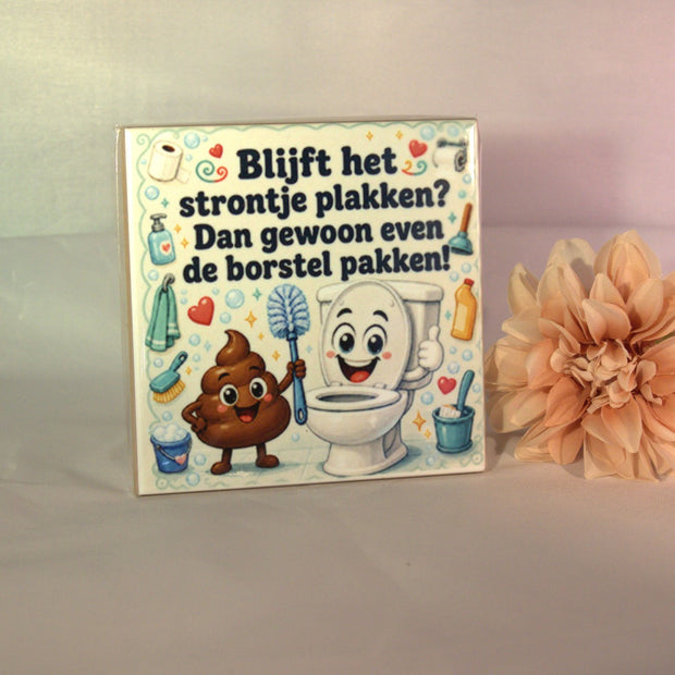 Keramisch toilettegeltje 'Blijft het strontje plakken? Dan gewoon even de borstel pakken!' met grappige illustratie – humor cadeau voor toilet