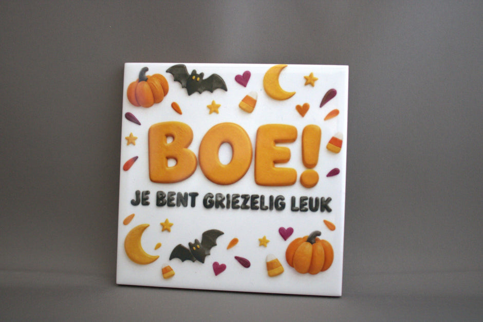 Keramisch Halloween tegeltje Boe Je Bent Griezelig Leuk, 10,8x10,8 cm – grappig Halloween cadeau of herfstdecoratie