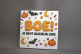 Keramisch Halloween tegeltje Boe Je Bent Griezelig Leuk, 10,8x10,8 cm – grappig Halloween cadeau of herfstdecoratie