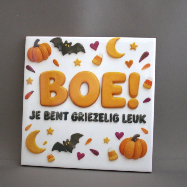 Keramisch Halloween tegeltje Boe Je Bent Griezelig Leuk, 10,8x10,8 cm – grappig Halloween cadeau of herfstdecoratie