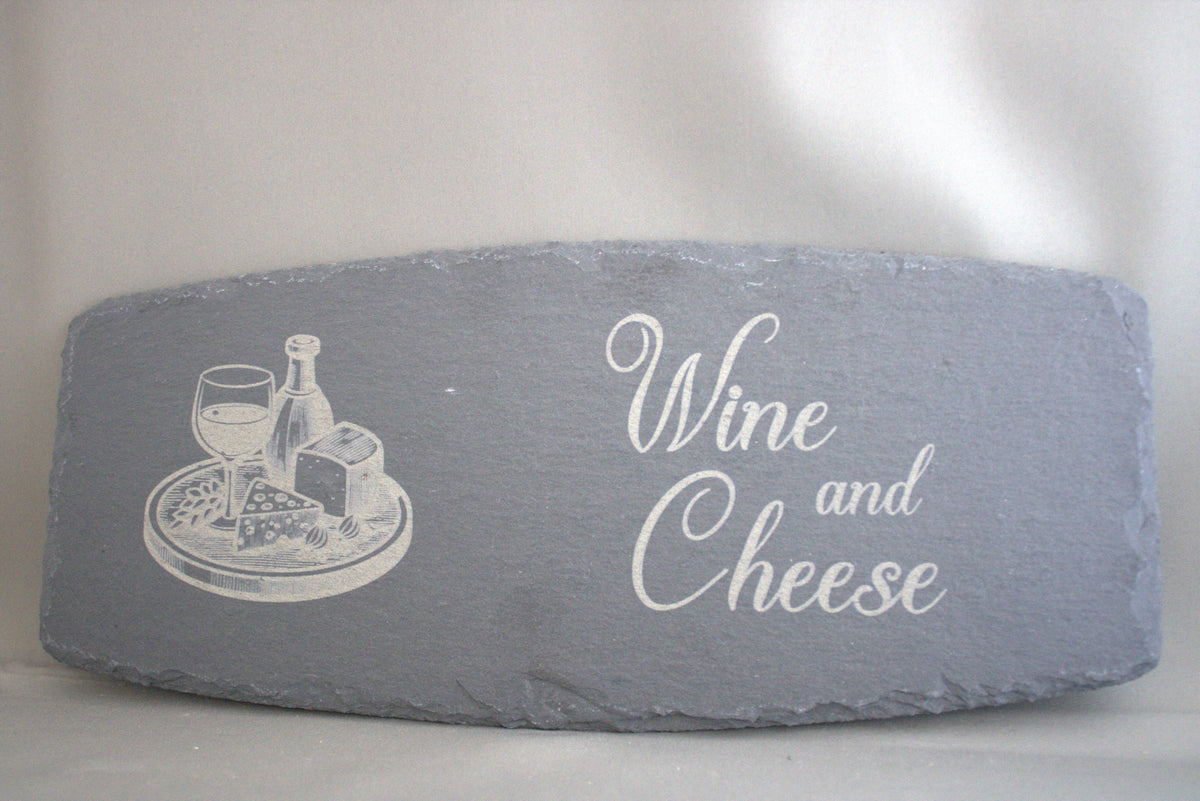 Luxe leisteen borrelplank met gegraveerde Wine and Cheese tekst en wijnfles illustratie – rustiek serveerplankje cadeau

