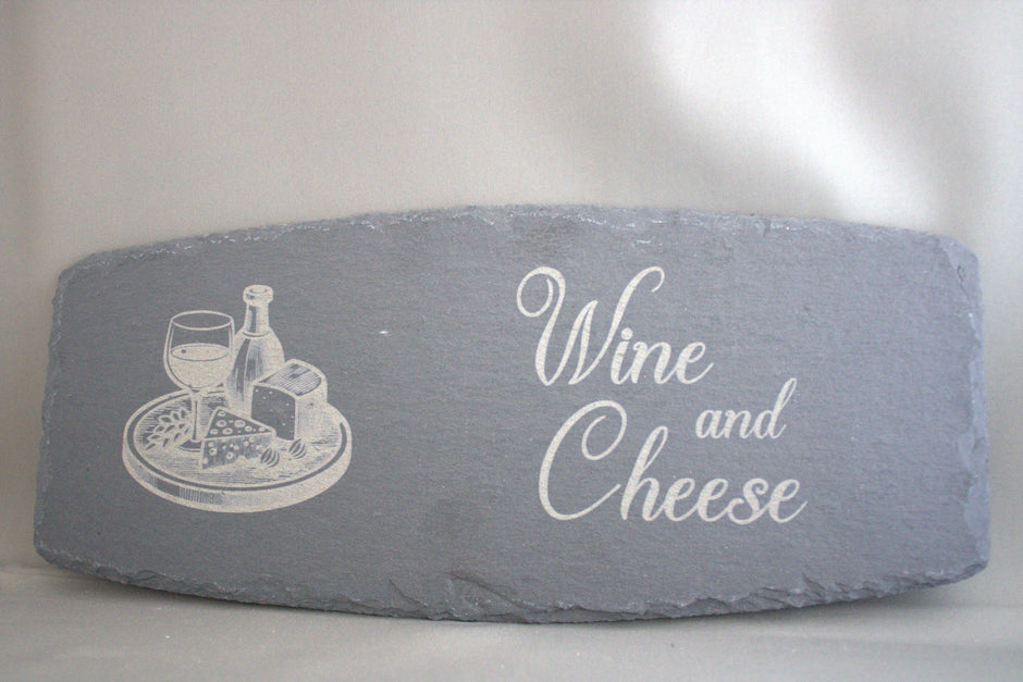 Luxe leisteen borrelplank met gegraveerde Wine and Cheese tekst en wijnfles illustratie – rustiek serveerplankje cadeau

