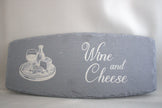 Luxe leisteen borrelplank met gegraveerde Wine and Cheese tekst en wijnfles illustratie – rustiek serveerplankje cadeau

