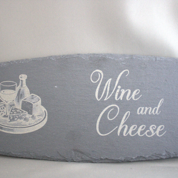 Luxe leisteen borrelplank met gegraveerde Wine and Cheese tekst en wijnfles illustratie – rustiek serveerplankje cadeau

