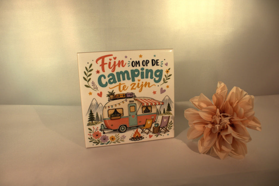 Keramisch tegeltje Fijn Om Op De Camping Te Zijn met vintage caravan kampvuur en bloemen in berglandschap – cadeau kampeerliefhebber caravan of camper

